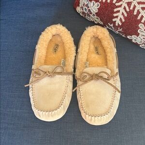 Women’s UGG Australia Dakota Beige/Cream Shearling Lined Moccasins Size 9
